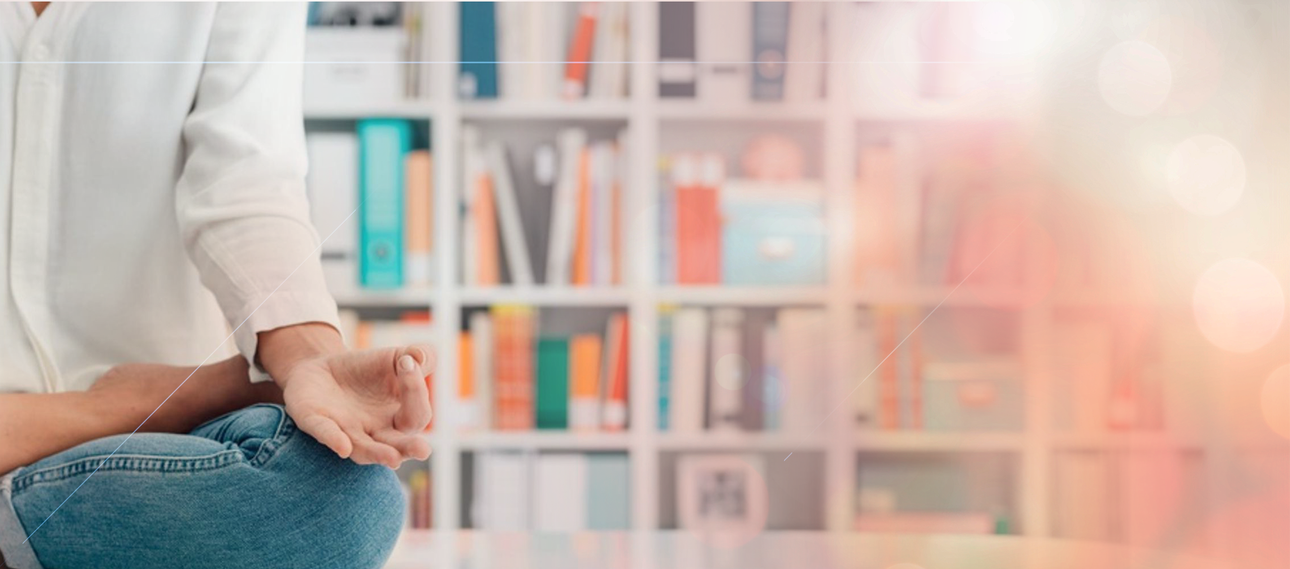 Frau beim Yoga vor Bücherwand